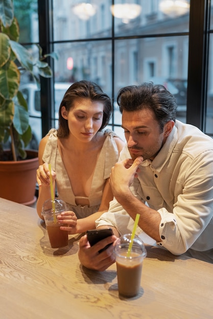 Photo gratuite femme ayant une pause-café glacé à l'extérieur