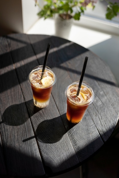 Femme ayant une pause-café glacé à l'extérieur