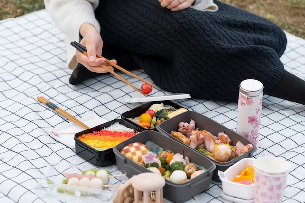 Photo gratuite femme ayant un pique-nique en plein air