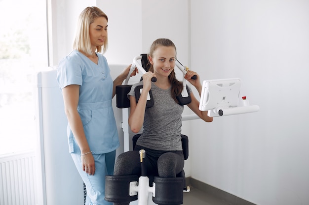 Femme ayant une rééducation après une blessure dans la salle de physiothérapie