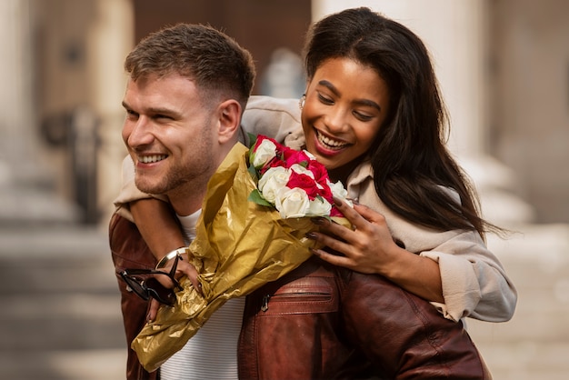 Femme ayant un rendez-vous avec son petit ami le jour de la Saint-Valentin