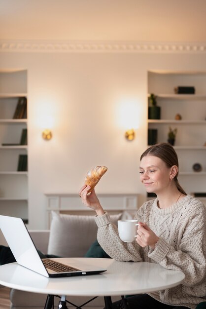 Femme ayant un rendez-vous virtuel