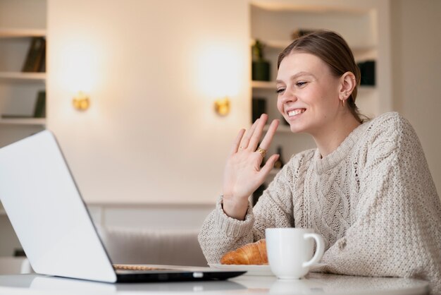 Femme ayant un rendez-vous virtuel