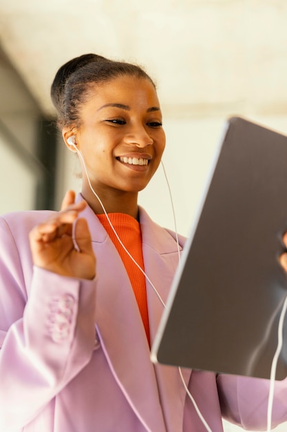 Photo gratuite femme ayant une réunion en ligne pour le travail