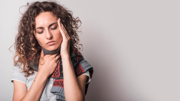 Femme ayant le rhume et la grippe sur fond gris