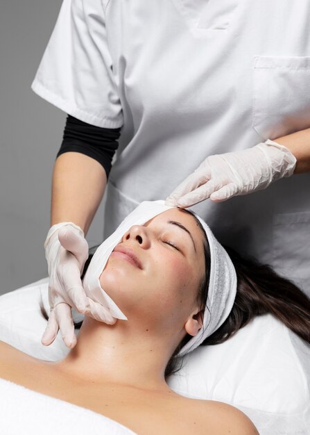 Femme ayant un soin du visage au salon de beauté