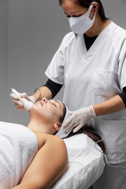 Femme ayant un soin du visage