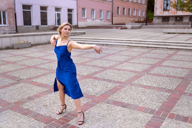 Femme ayant un spectacle de danse latine dans la ville