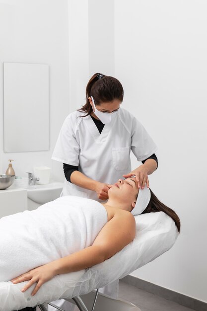 Femme ayant un traitement dans un salon de beauté