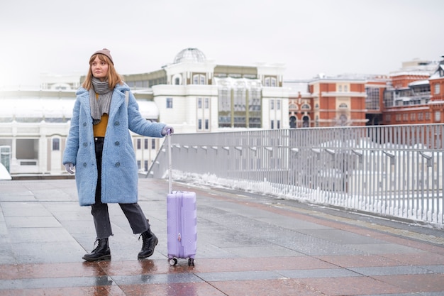 Femme avec bagages dans la rue