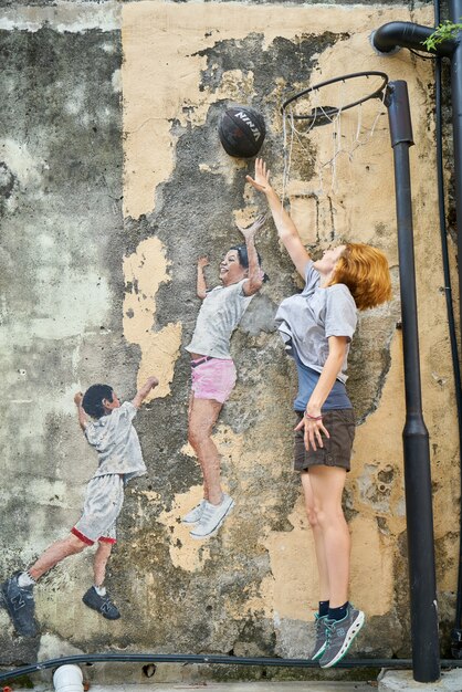 Femme avec une balle