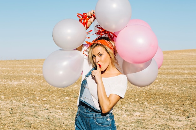 Femme avec des ballons ont un secret