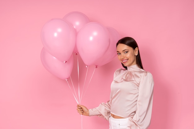 Femme avec des ballons de Saint Valentin