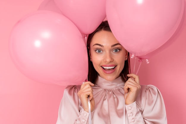 Femme avec des ballons de Saint Valentin