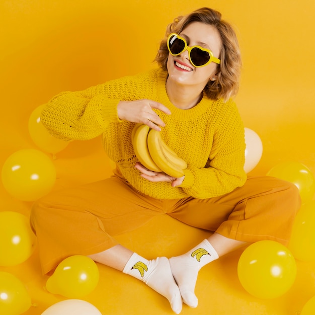 Femme, bananes, jaune, ballons