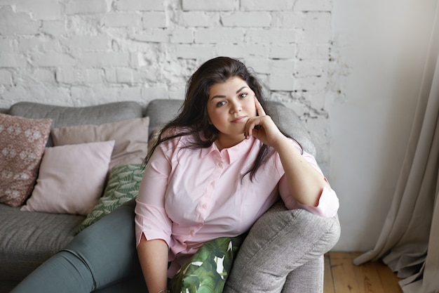 Une Femme Avec Un Beau Corps Pose Sur Le Canapé