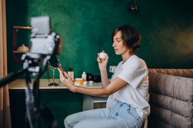 Femme beauté vlogger filmant vlog à propos de crèmes