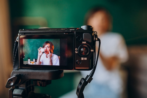 Photo gratuite femme beauté vlogger filmant vlog à propos de crèmes