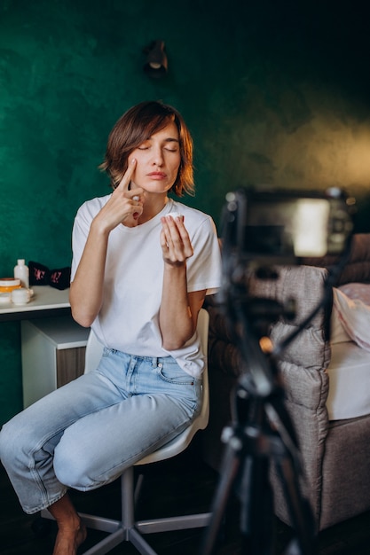 Femme beauté vlogger filmant vlog à propos de crèmes