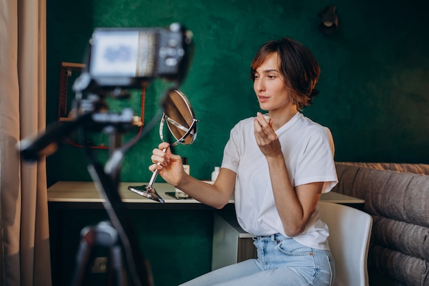 Femme beauté vlogger filmant vlog à propos de crèmes