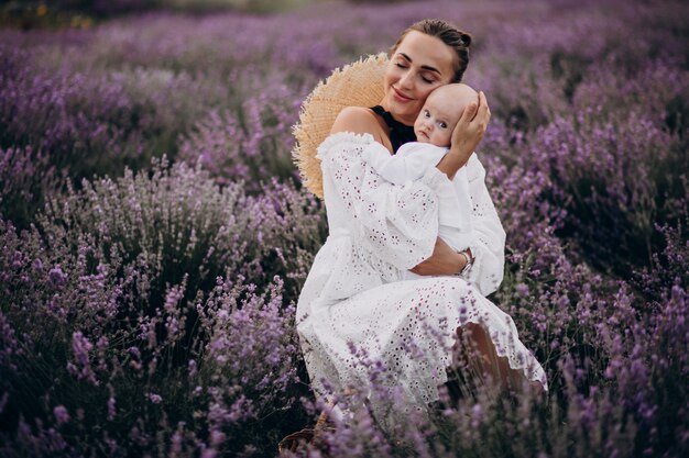 Femme avec bébé fils dans un champ de lavande