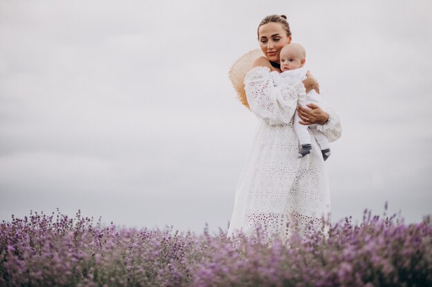 Femme avec bébé fils dans un champ de lavande