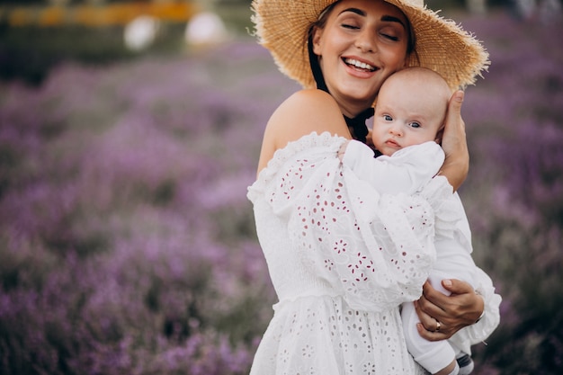 Femme avec bébé fils dans un champ de lavande