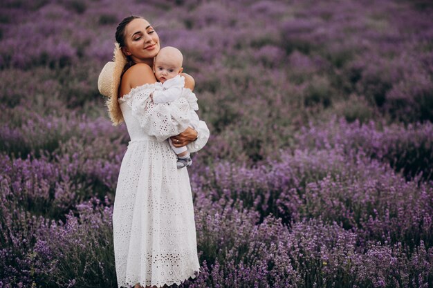 Femme avec bébé fils dans un champ de lavande