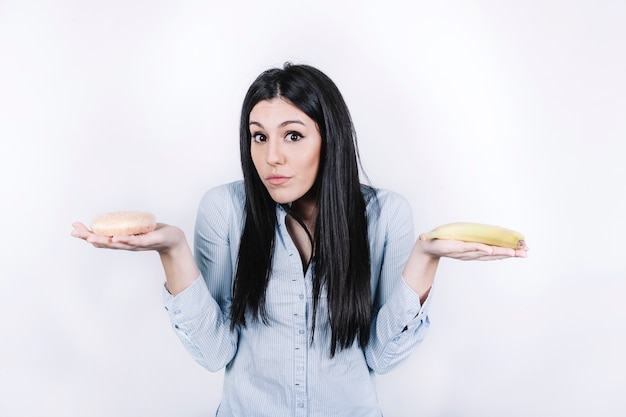 Photo gratuite femme avec beignet et banane