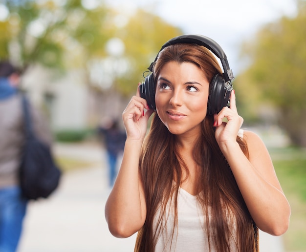 Photo gratuite femme belle écoute de la musique dans les écouteurs