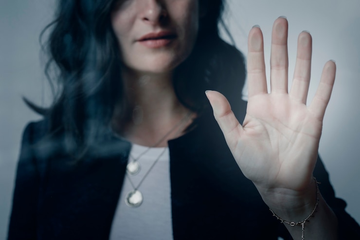 Photo gratuit femme avec une belle main touchant la fenêtre