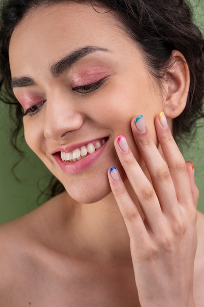 Femme avec une belle manucure se bouchent