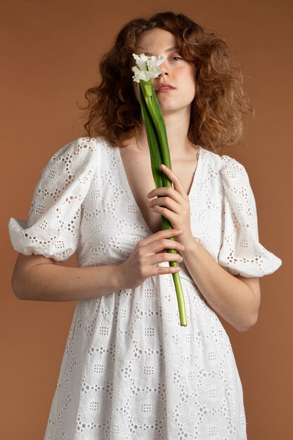 Femme avec de belles fleurs de glaïeul