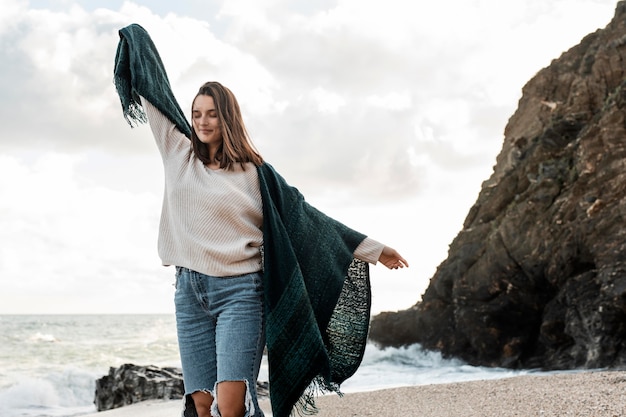 Femme Bénéficiant D'un Voyage à La Plage