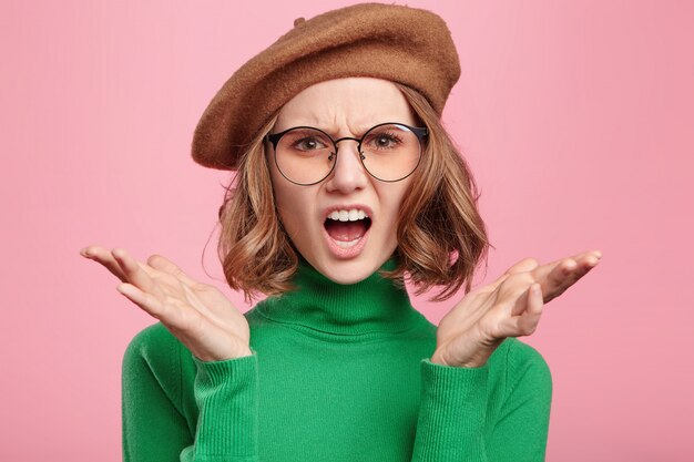 Femme avec béret et pull à col roulé