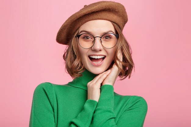 Femme avec béret et pull à col roulé