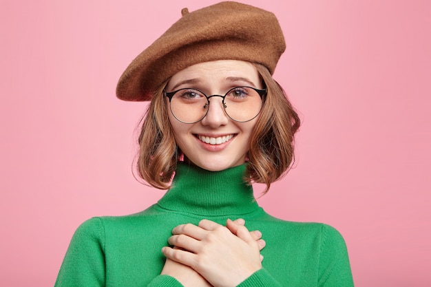 Femme avec béret et pull à col roulé