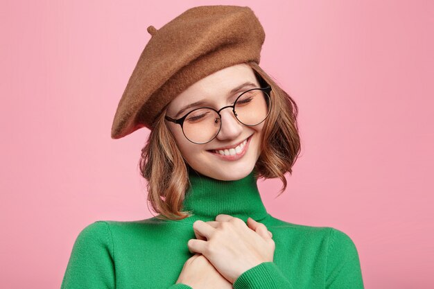 Femme avec béret et pull à col roulé