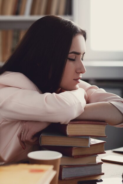 Femme à la bibliothèque