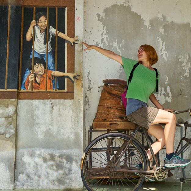 Femme sur une bicyclette