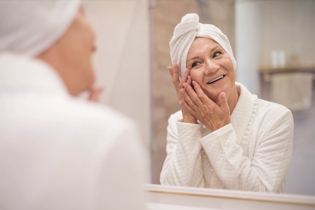 Femme bien soignée avec un turban sur la tête