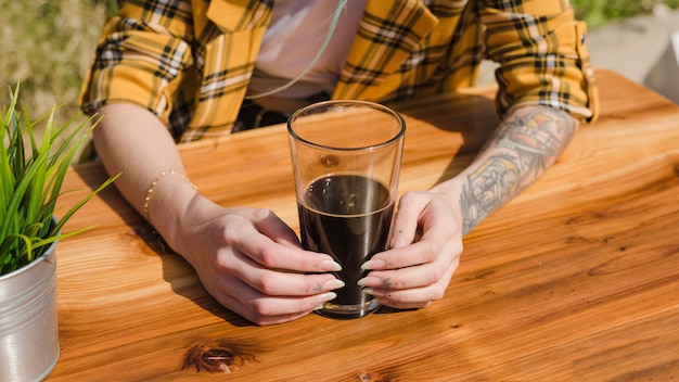 Photo gratuite femme, bière artisanale, dehors