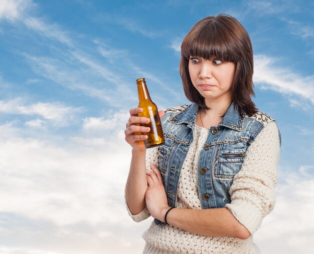 Femme avec une bière