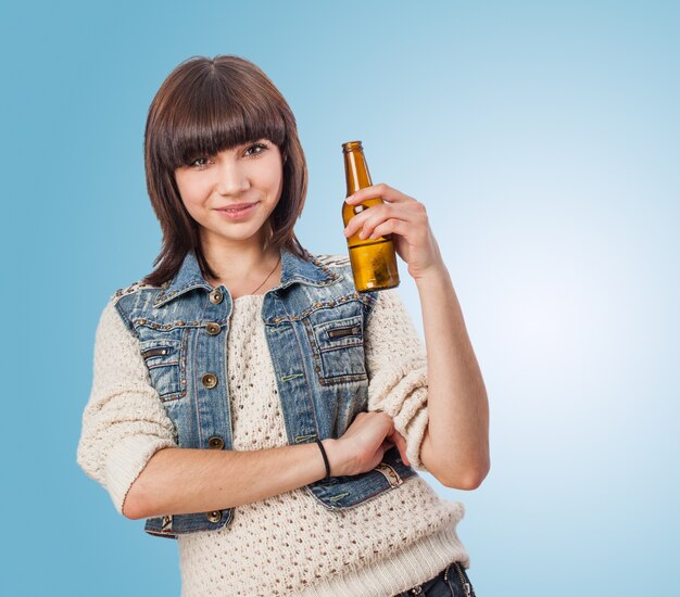 Femme avec une bière