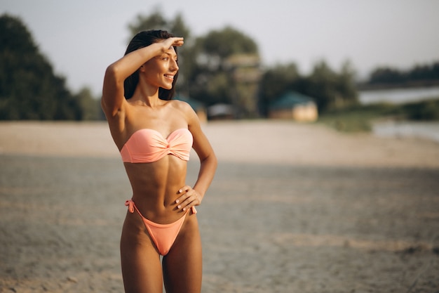 Femme en bikini en vacances