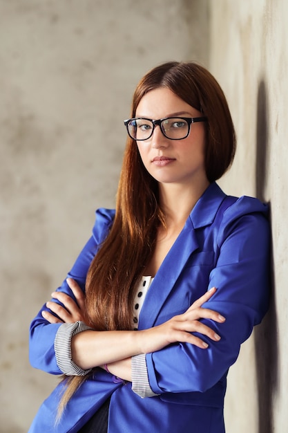 Femme avec blazer bleu