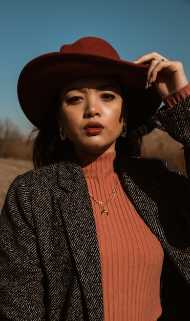 Femme en blazer à fines rayures noir et blanc et chemise orange