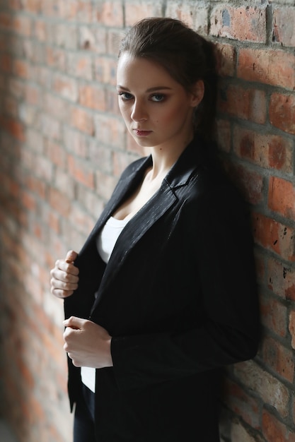 Femme avec blazer noir