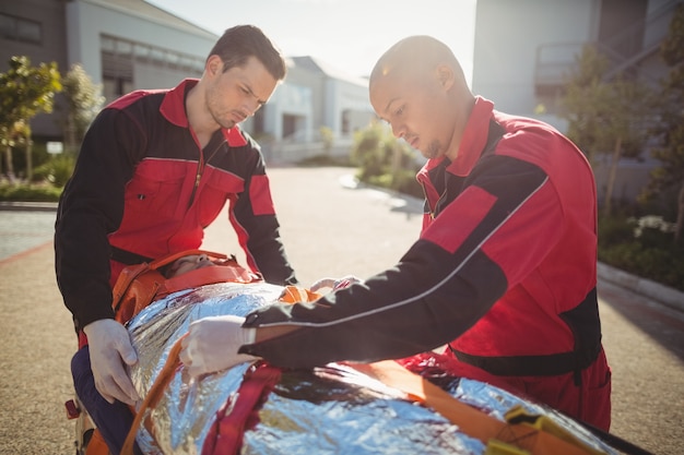 Femme blessée traitée par un ambulancier