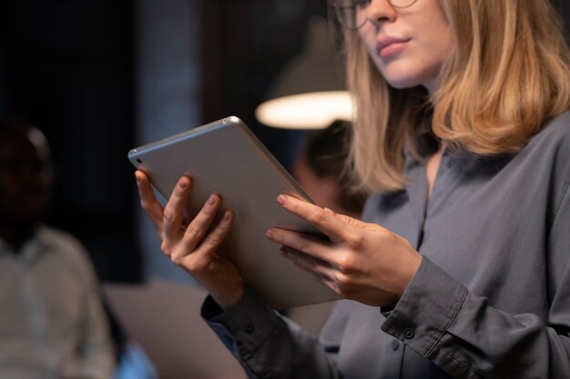 Femme blonde à l'aide de tablette